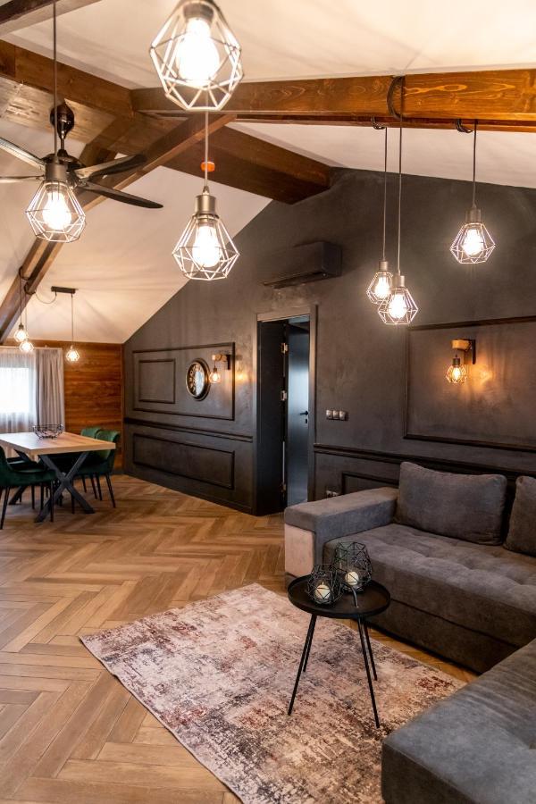 Hotel Hunters House Ezerets エクステリア 写真